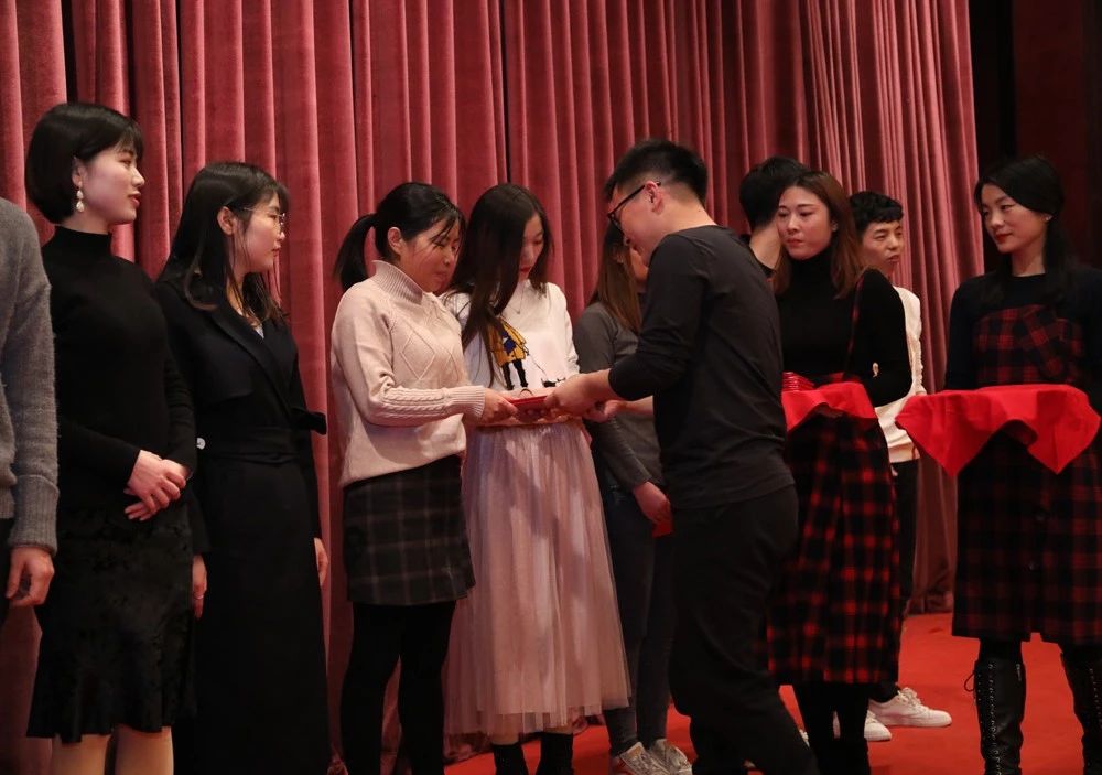 麦瑞克创始人罗总为优秀员工颁奖
